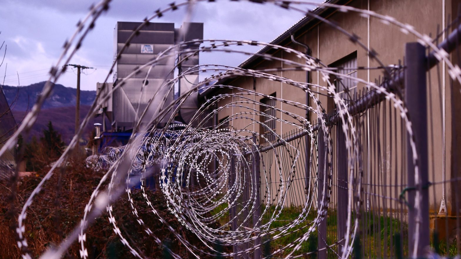 An image of sharp spiral barbed wires. news - Jasiel Correia, former mayor of Fall River, imprisoned for fraud, moves to fourth federal prison