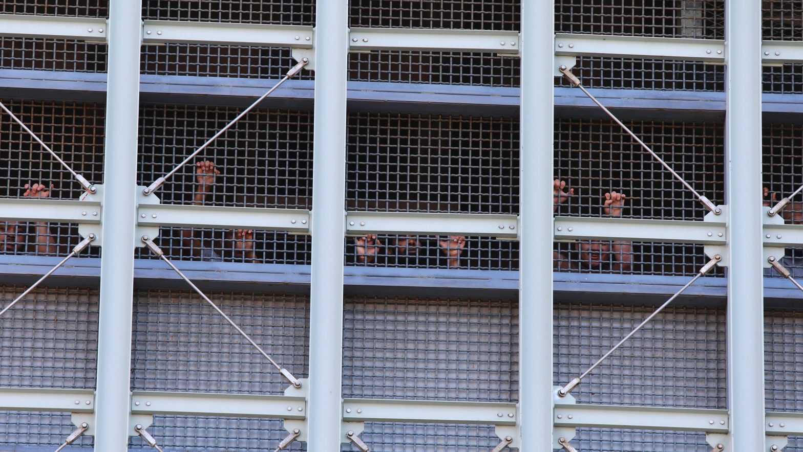 Inmates inside the Metropolitan Detention Center looking out. News - Judge Furman blocks sending convicted drug offender to problematic Metropolitan Detention Center